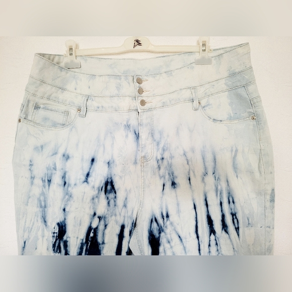 Suzanne Betro Women's Super High Rise Capri Jeans Tie Dye Light Blue Wash 22W - Picture 15 of 16